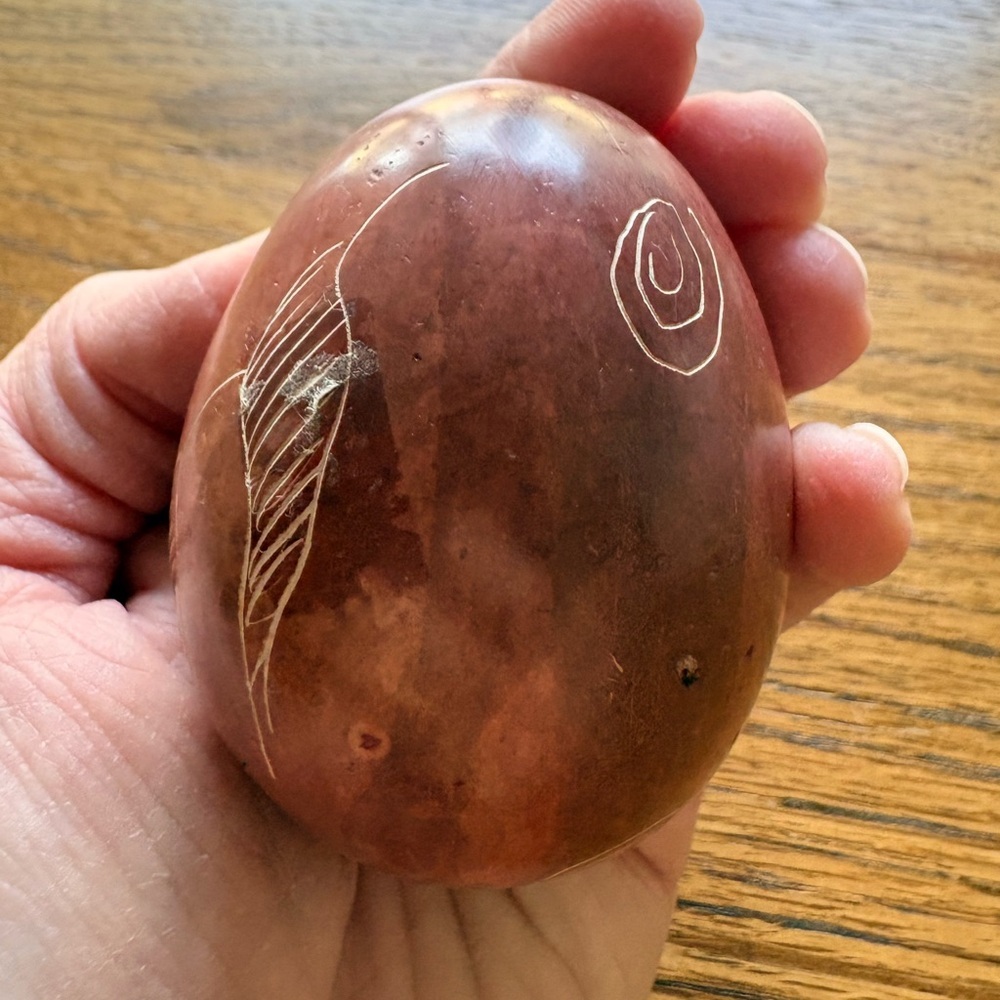 Vintage etched alabaster egg - Picture 3 of 8